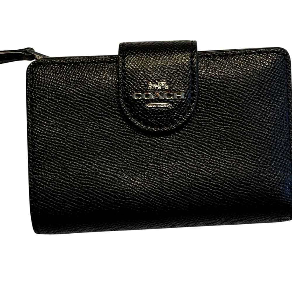 Coach black pebbled leather bifold wallet snaps closed cards ID cash classic